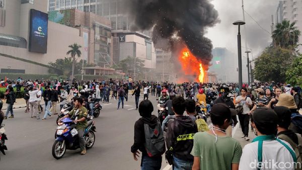 Halte TransJ HI Dibakar Massa