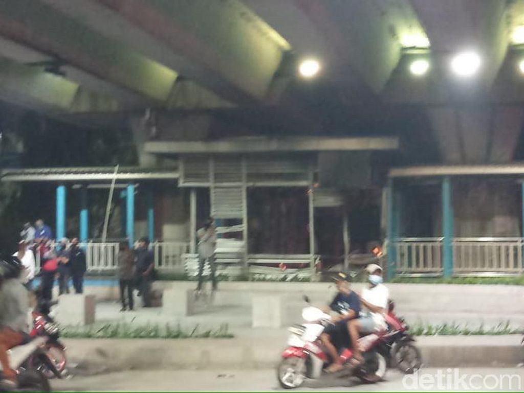Penampakan Halte TransJ dan Truk di Senen Dibakar Massa Rusuh Penampakan Halte TransJ dan Truk di Senen Dibakar Massa Rusuh
