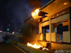Polisi Gunakan Water Canon untuk Padamkan Halte Tosari