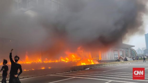 Transjakarta bus stop at HI roundabout was set on fire by a mob