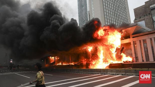 Halte Transjakarta di Bundaran HI dibakar massa , Jakarta, 8 Oktober 2020. CNN Indonesia/ Safir Makki