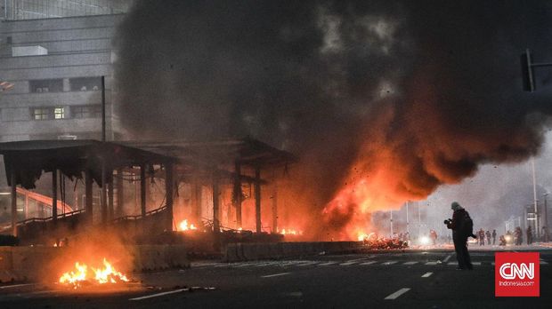 Halte Transjakarta di Bundaran HI dibakar massa , Jakarta, 8 Oktober 2020. CNN Indonesia/ Adhi Wicaksono