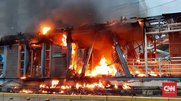 Halte Sarinah di depan gedung Bawaslu dilahap si jago merah. Belum diketahui penyebab pasti terkait peristiwa ini. Sejumlah aparat kepolisian berada di lokasi. Namun, belum ada upaya pemadaman.