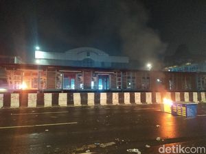 Jelang Tengah Malam, Muncul Api di Halte TransJakarta Harmoni Jakpus Jelang Tengah Malam, Muncul Api di Halte TransJakarta Harmoni Jakpus