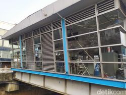 Massa Coreti Halte Harmoni dengan Hinaan ke DPR, Kaca Dilempari Batu