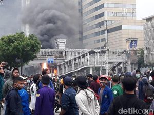 Halte TransJ Bundaran HI dan Sarinah Dibakar, Asap Membubung Tinggi Halte TransJ Bundaran HI dan Sarinah Dibakar, Asap Membubung Tinggi