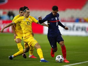 Sosmed Bikin Pelatih Aljazair Dekati Housem Aouar dalam Senyap Sosmed Bikin Pelatih Aljazair Dekati Housem Aouar dalam Senyap