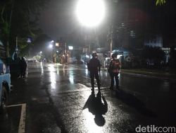 Hujan Mengguyur, Massa di Gambir Tetap Lempar Batu ke Arah Polisi