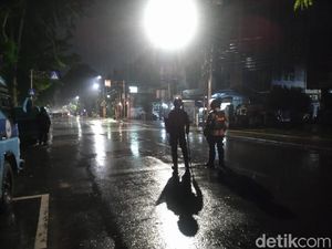 Hujan Mengguyur, Massa di Gambir Tetap Lempar Batu ke Arah Polisi