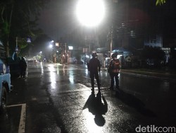 Hujan Mengguyur, Massa di Gambir Tetap Lempar Batu ke Arah Polisi