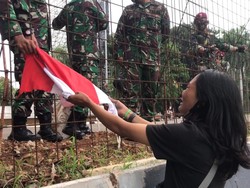 Isak Tangis Pedemo Wanita, Terobos Tol-Beri Bendera ke TNI