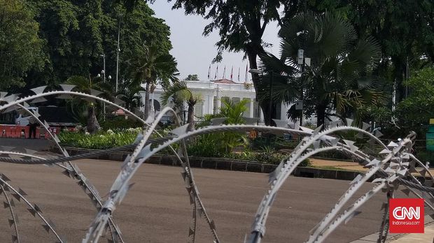 Jalan di kawasan Medan Merdeka di sekitar Istana Kepresidenan, Jakarta, ramai lancar jelang aksi mahasiswa menolak pengesahan Omnibus Law UU Cipta Kerja, Kamis (8/10).