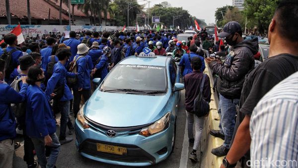 Jalan Medan Merdeka Timur Mulai Ramai Massa Aksi