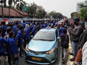 Jalan Medan Merdeka Timur Mulai Ramai Massa Aksi