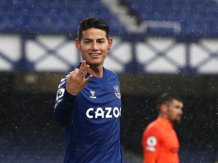 LIVERPOOL, ENGLAND - OCTOBER 03: James Rodriguez of Everton celebrates after scoring his team's fourth goal during the Premier League match between Everton and Brighton & Hove Albion at Goodison Park on October 03, 2020 in Liverpool, England. Sporting stadiums around the UK remain under strict restrictions due to the Coronavirus Pandemic as Government social distancing laws prohibit fans inside venues resulting in games being played behind closed doors. (Photo by Jan Kruger/Getty Images)