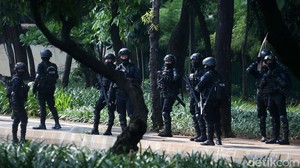 Jelang Demo Buruh, Brimob Disiagakan di Kawasan Senayan