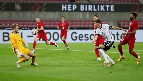 COLOGNE, GERMANY - OCTOBER 07: Julian Draxler of Germany scores his teams first goal  during the international friendly match between Germany and Turkey at RheinEnergieStadion on October 07, 2020 in Cologne, Germany. (Photo by Lars Baron/Getty Images)