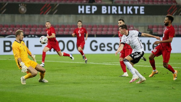 Jerman vs Turki COLOGNE, GERMANY - OCTOBER 07: Julian Draxler of Germany scores his teams first goal during the international friendly match between Germany and Turkey at RheinEnergieStadion on October 07, 2020 in Cologne, Germany. (Photo by Lars Baron/Getty Images)