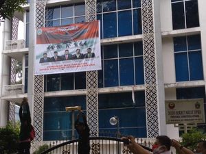 Massa Demo Tolak Omnibus Law Lempar Batu ke Gedung DPRD Sumut, Kaca Pecah