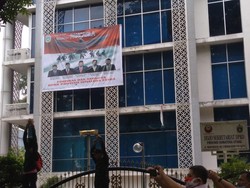 Massa Demo Tolak Omnibus Law Lempar Batu ke Gedung DPRD Sumut, Kaca Pecah