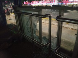 Halte TransJ Polda Metro Dirusak Massa, Kaca Pecah-Dinding Dicoreti
