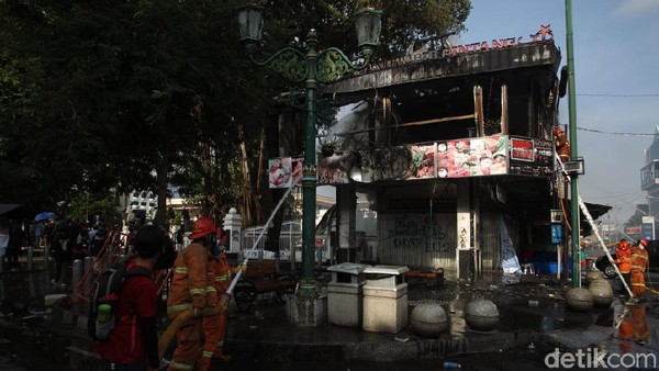 Kafe di dekat DPRD DIY terbakar, Kamis (8/10/2020).