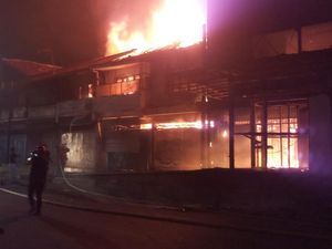 Bioskop Grand Theater di Senen Terbakar di Tengah Aksi Massa Bioskop Grand Theater di Senen Terbakar di Tengah Aksi Massa