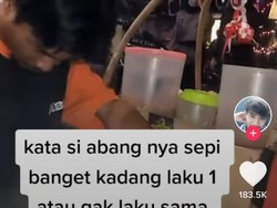 Ketiduran Saat Tunggu Pembeli, Tukang Kerak Telor Ini Diberi Sembako