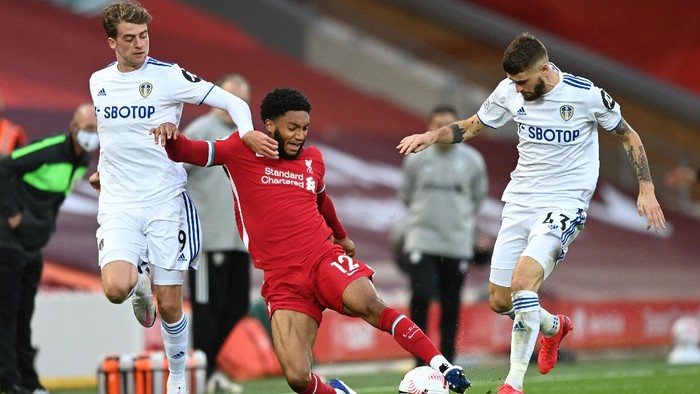 LIVERPOOL, ENGLAND - SEPTEMBER 12: Joe Gomez of Liverpool is challenged by Patrick Bamford of Leeds United and Mateusz Klich of Leeds United during the Premier League match between Liverpool and Leeds United at Anfield on September 12, 2020 in Liverpool, England. (Photo by Shaun Botterill/Getty Images)