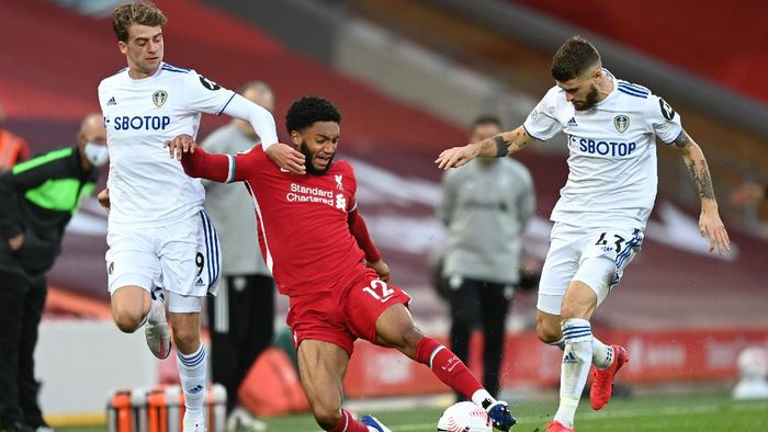 Leeds United Liverpool LIVERPOOL, ENGLAND - SEPTEMBER 12: Joe Gomez of Liverpool is challenged by Patrick Bamford of Leeds United and Mateusz Klich of Leeds United during the Premier League match between Liverpool and Leeds United at Anfield on September 12, 2020 in Liverpool, England. (Photo by Shaun Botterill/Getty Images)