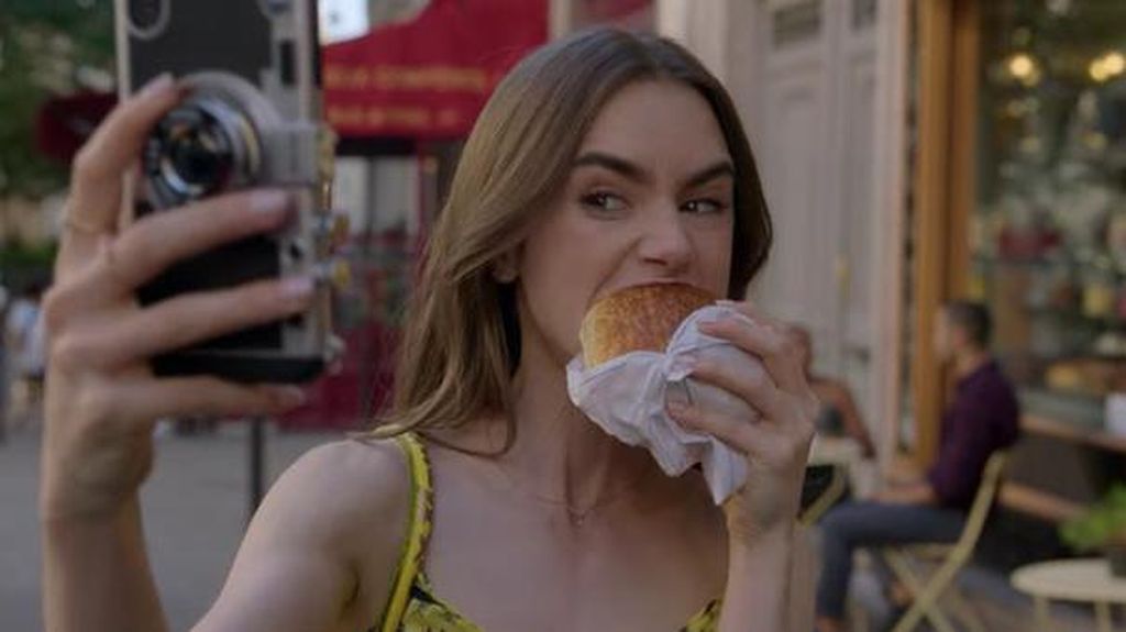 Momen Seru Lily Collins Saat Ngemil Croissant di Emily in Paris