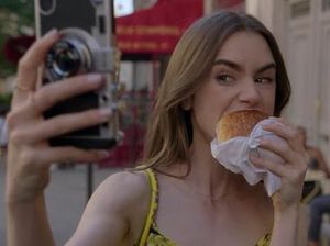 Momen Seru Lily Collins Saat Ngemil Croissant di Emily in Paris Momen Seru Lily Collins Saat Ngemil Croissant di Emily in Paris