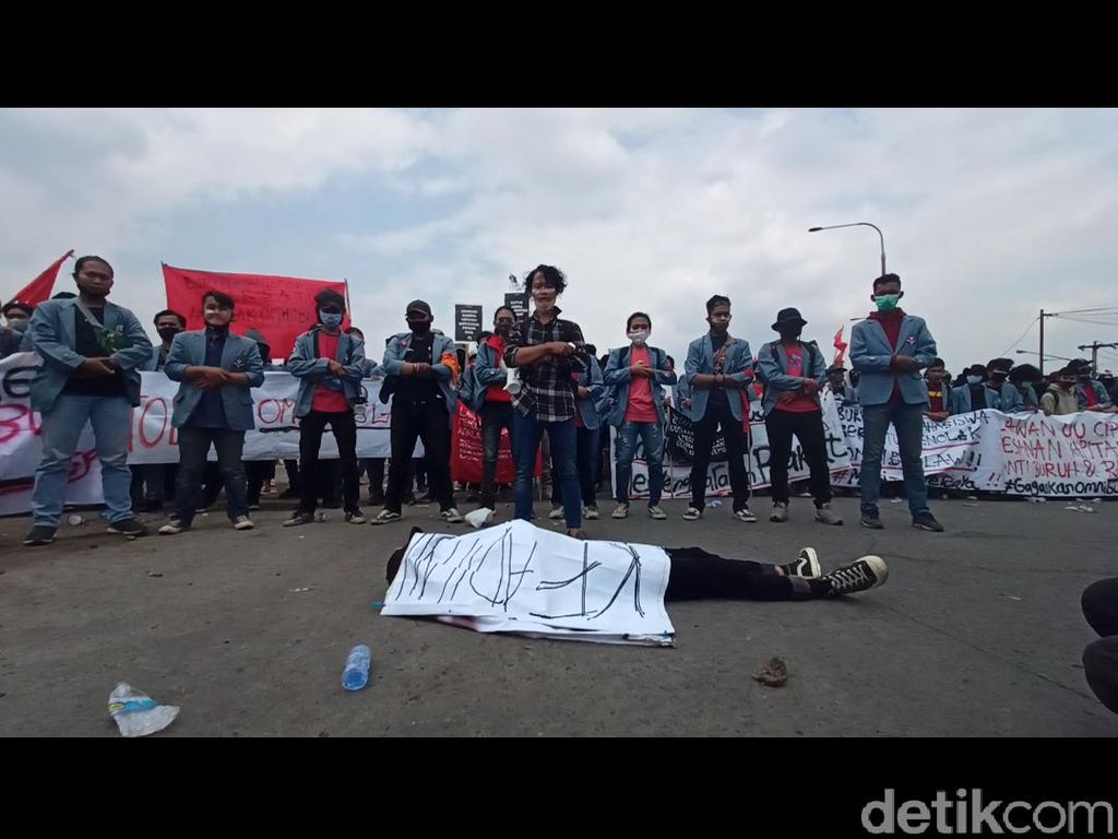 Tolak Omnibus Law, Mahasiswa Bandung Gelar Salat Jenazah Tolak Omnibus Law, Mahasiswa Bandung Gelar Salat Jenazah