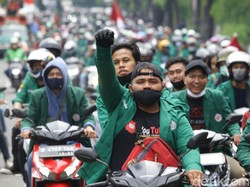 Mahasiswa Demo Omnibus Law di Jl Pemuda Jaktim, Sempat Bakar Ban