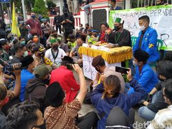 Mahkamah Peradilan Rakyat Blitar Digelar Pendemo Tolak Omnibus Law