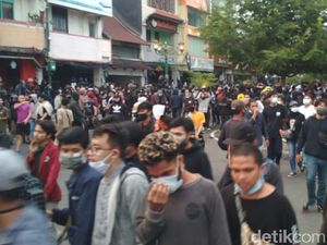 Polisi Pukul Mundur Massa Tolak UU Cipta Kerja di Jalan Malioboro