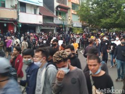 Polisi Pukul Mundur Massa Tolak UU Cipta Kerja di Jalan Malioboro