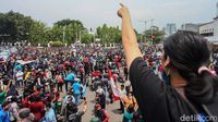 Massa Aksi Tolak UU Omnibus Law Kepung Harmoni