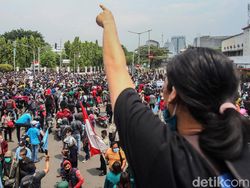 Massa Aksi Tolak UU Omnibus Law Kepung Harmoni