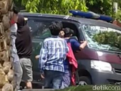 Demo di Kota Pekalongan Ricuh, Gerbang DPRD dan Mobil Polisi Dirusak