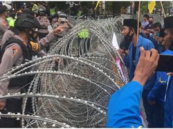 Demo Omnibus di Padang: Mahasiswa Bakar Ban, 14 Siswa STM Diamankan