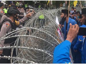 Demo Omnibus di Padang: Mahasiswa Bakar Ban, 14 Siswa STM Diamankan