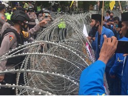 Demo Omnibus di Padang: Mahasiswa Bakar Ban, 14 Siswa STM Diamankan