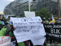 Massa Buruh Bergerak Menuju DPR, Dihalau Polisi di Jalan Gerbang Pemuda