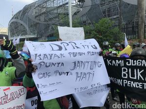 Massa Buruh Bergerak Menuju DPR, Dihalau Polisi di Jalan Gerbang Pemuda Massa Buruh Bergerak Menuju DPR, Dihalau Polisi di Jalan Gerbang Pemuda