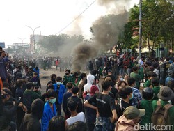 Mahasiswa-Buruh Geruduk DPRD Sulsel, Massa Paksa Buka Gerbang Gedung