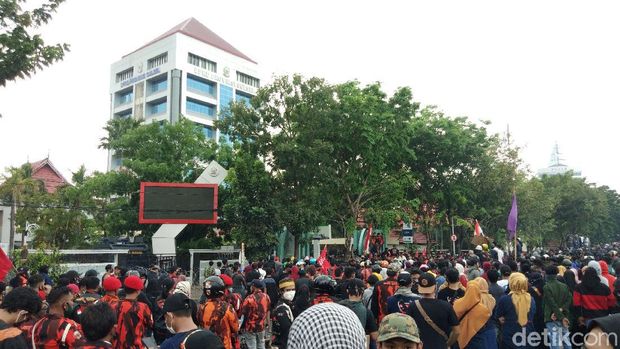 Massa buruh-mahasiswa di Makassar geruduk DPRD Sulsel tolak Omnibus Law