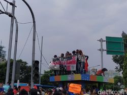 Demonstran di Harmoni Coreti Ruko dengan Makian ke DPR