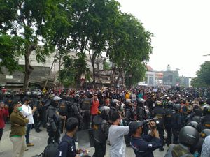 Sudahi Kericuhan, Massa di Jalan Suryopranoto Jakpus Peluk Polisi