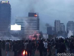 Kondisi Terkini Tugu Tani: Asap Membubung Tinggi, Polisi Tembak Gas Air Mata